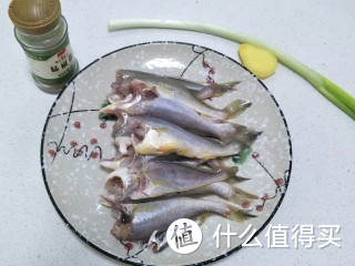 四月份的小黄花鱼非常鲜美，这样炸小黄花，凉了都酥脆