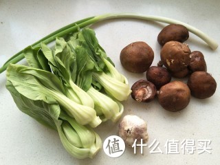  油菜和香菇是一直都是最佳的搭档，你也试试吧