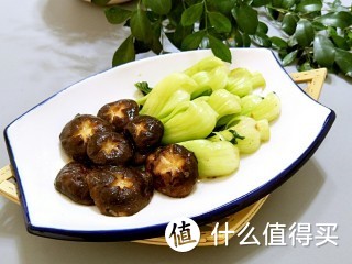  油菜和香菇是一直都是最佳的搭档，你也试试吧