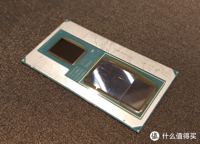 这就是当年NUC界游戏称王的Kaby Lake-G处理器（左边是CPU核心，右边是GPU和HBM2显存部分）