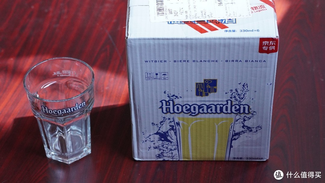 价格实惠、泡沫丰富的Hoegaarden White 福佳精酿白啤酒