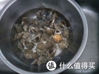 海螺水煮原汁原味，配上蘸料鲜极了