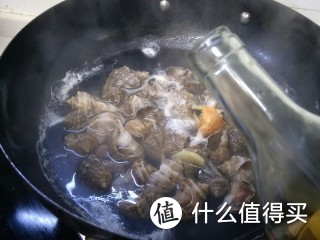 海螺水煮原汁原味，配上蘸料鲜极了