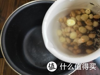 这是一款营养美味的杂粮粥，奶香浓郁，美味又好喝，暖心暖胃！