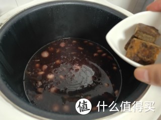 这是一款营养美味的杂粮粥，奶香浓郁，美味又好喝，暖心暖胃！