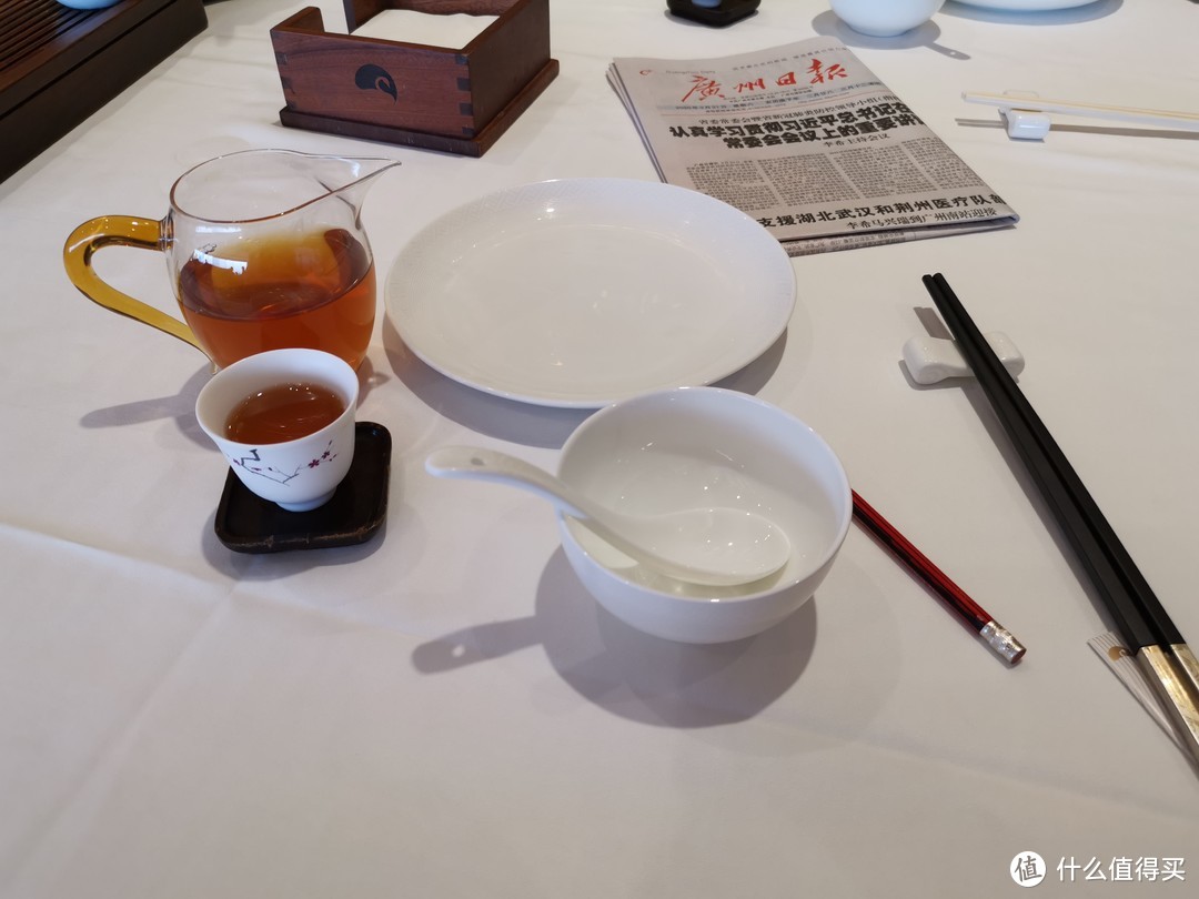 泡好的茶和餐具合同广州日报一起拍个合照吧