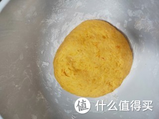 这道麻花加了南瓜，萱软美味，超级好吃