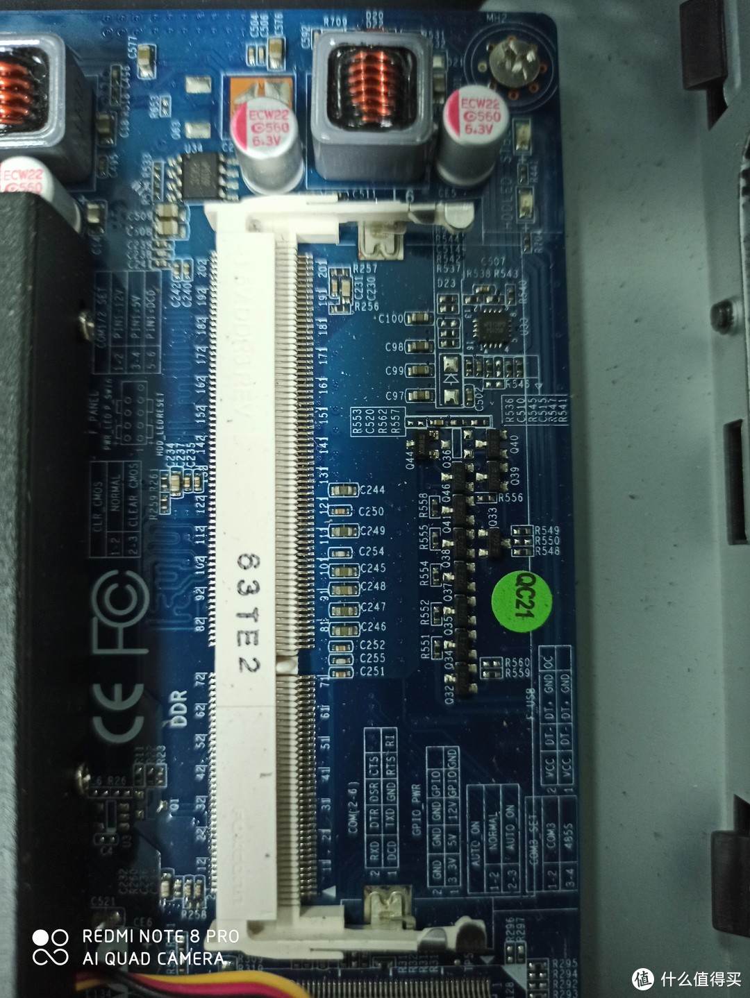 一个笔记本DDR3内存插槽，4GB插上