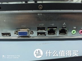 hdmi,VGA视频口，两个USB，两个网口，USB接口少点
