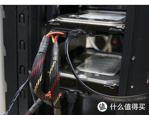 毕竟，随着盘片密度和容量的不断提升，低至20W、高至40W的峰值功耗，对于“相对脆弱”的机械硬盘来说，是大家更应加强关注的问题。