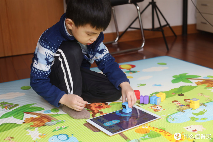 别小看这款神奇的积木,4岁的孩子也能用它学编程