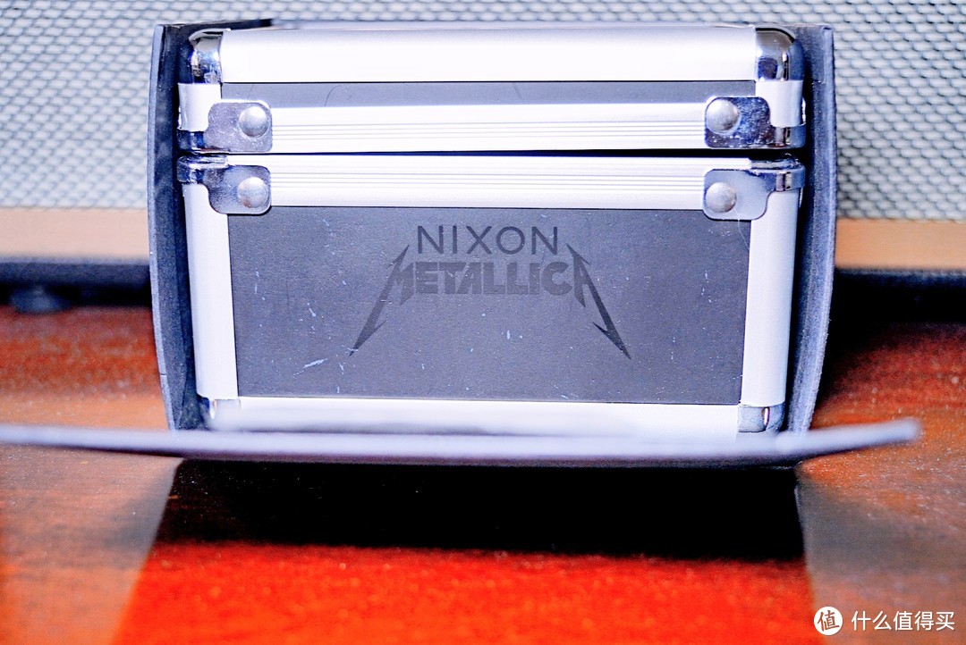 金属材料我党附近个人收藏，除开收标，还可以收表——Nixon × Metallica腕表