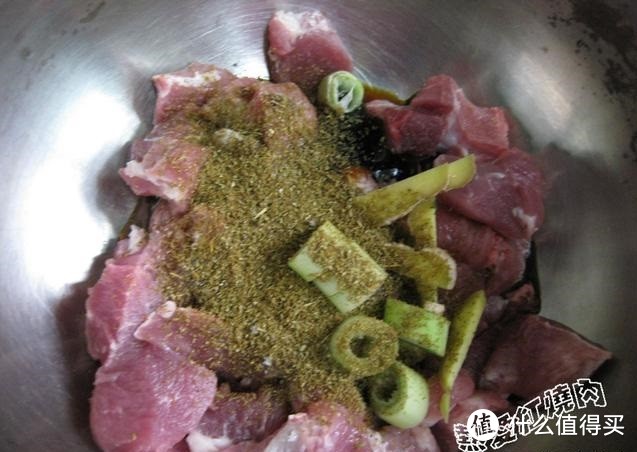 猪身上这个部位的肉最贵了，但是肥瘦相间口感最嫩，怎么做都好吃