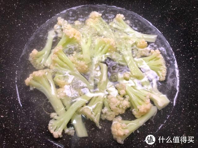 豆腐别光煎着吃，加它一起炖才最好吃，不加一滴水，尝一口鲜掉牙