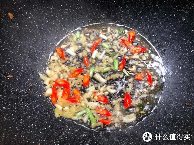 豆腐别光煎着吃，加它一起炖才最好吃，不加一滴水，尝一口鲜掉牙