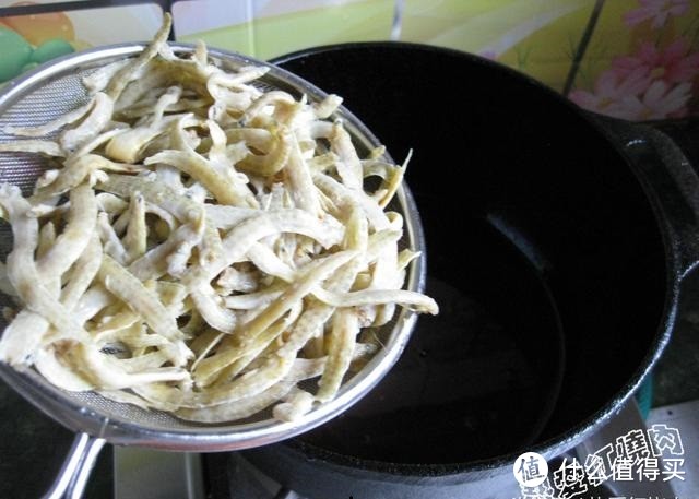 这道小菜简单易上手，老公的下酒好菜，我用它搭配烙饼吃了多半张