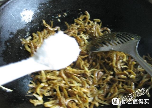 这道小菜简单易上手，老公的下酒好菜，我用它搭配烙饼吃了多半张