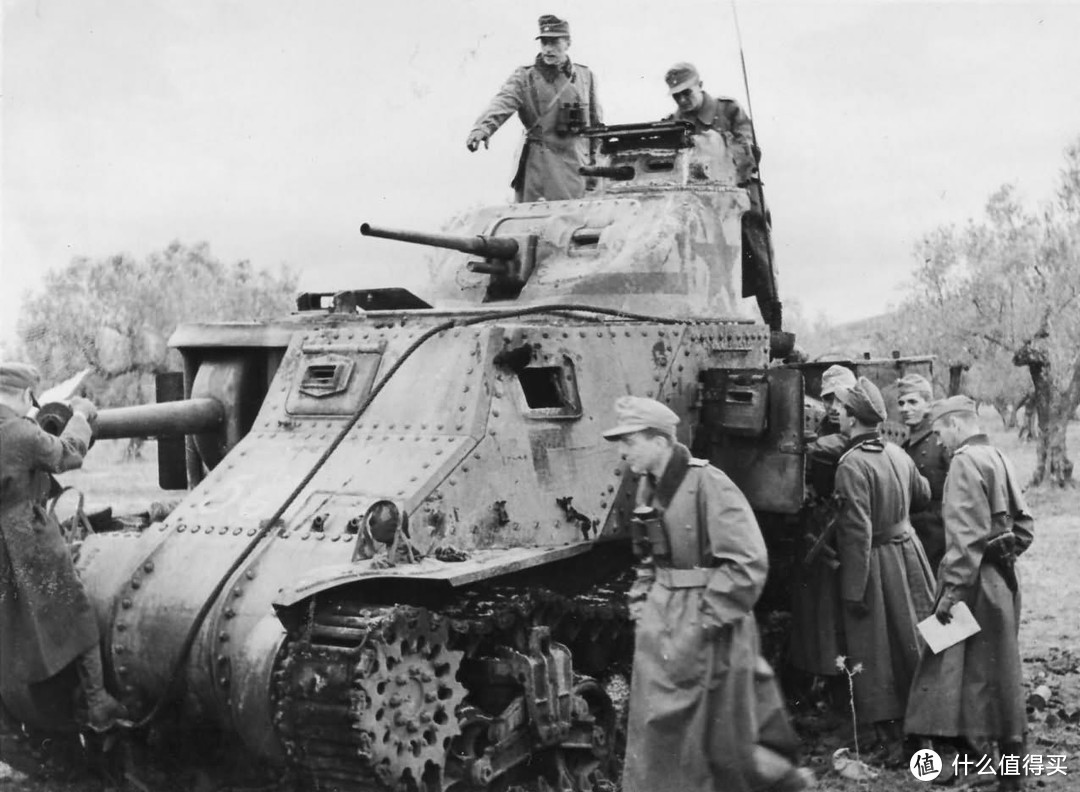 德军第10装甲师的士兵在兴致勃勃地观看一辆缴获的美军D连的M3李中型坦克。他们9月底才到达突尼斯，之前没有见过这种坦克。1942年12月1日，突尼斯泰布尔拜