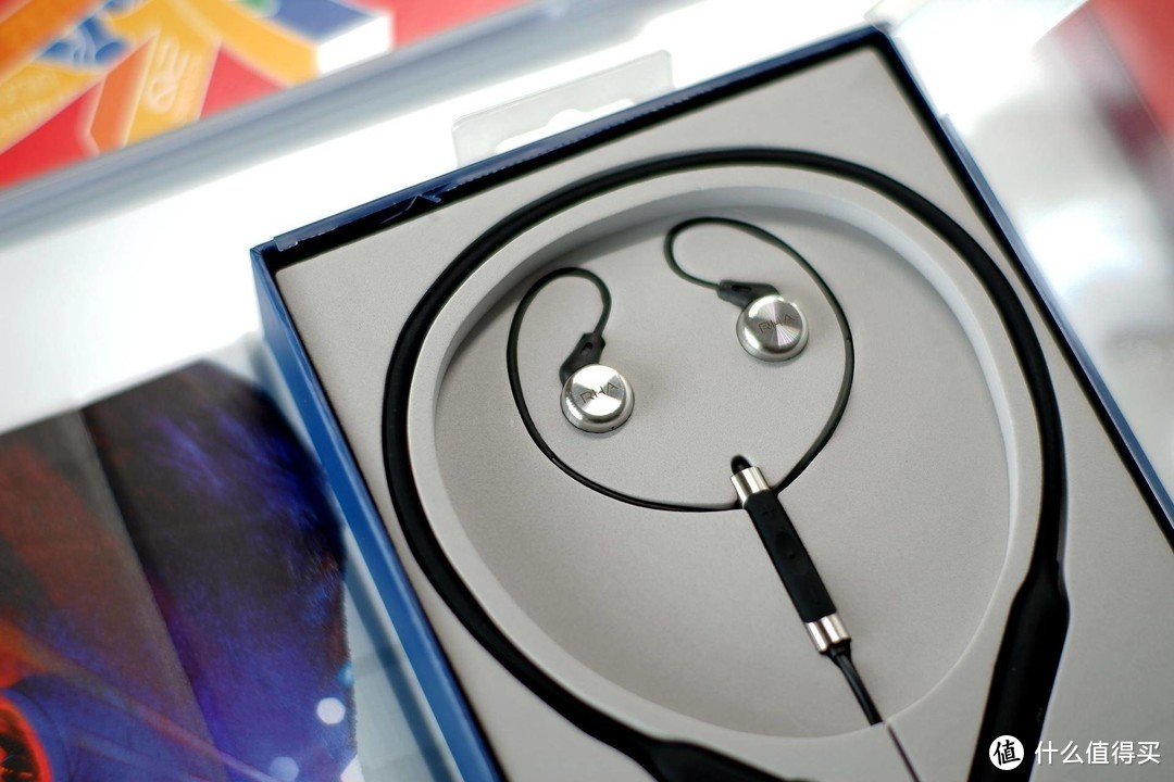 不锈钢做的蓝牙耳机，NFC快速配对，英国品质给你一耳朵通透