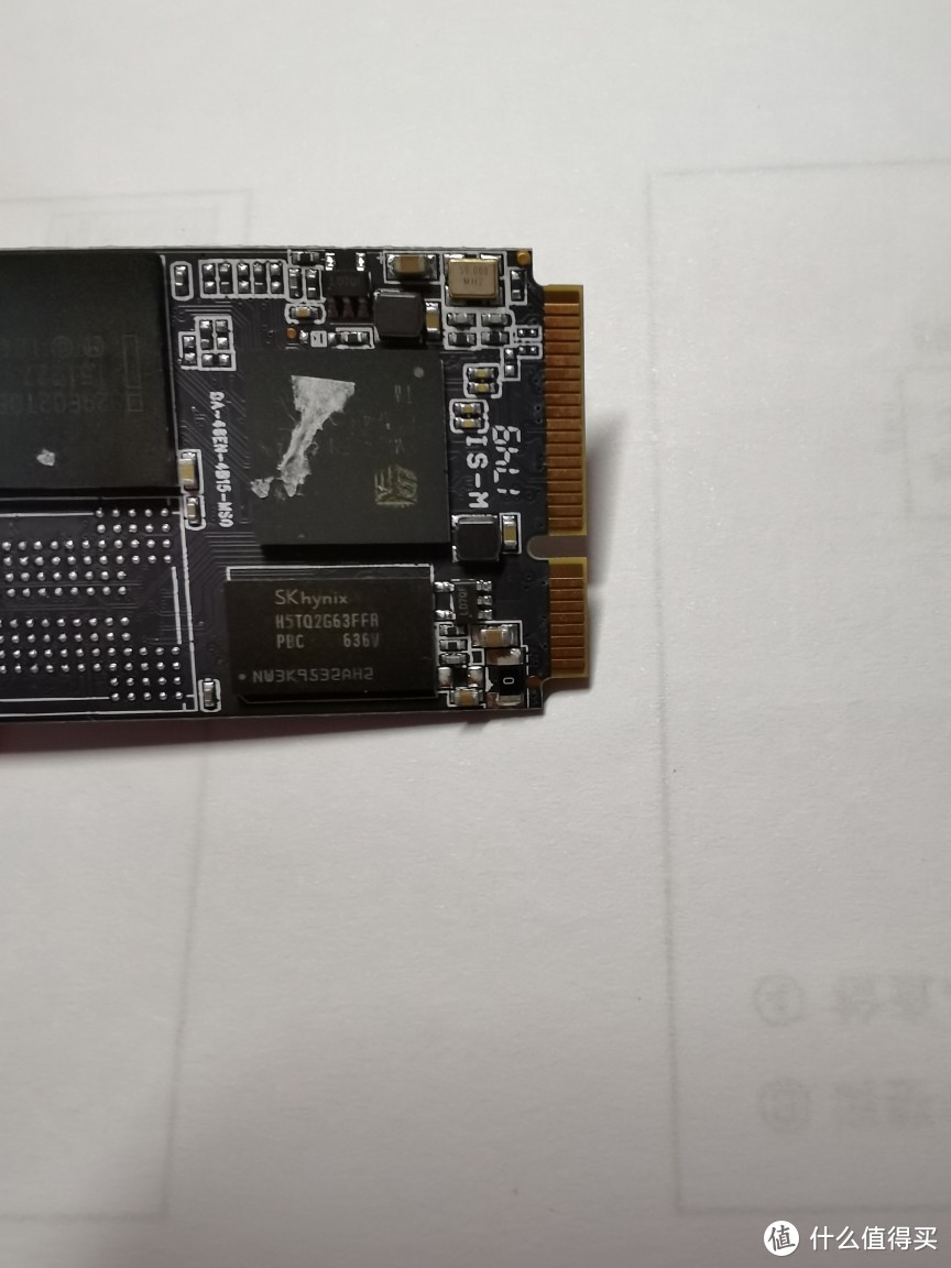 SK hynix的片子，同样查到是128MB的内存芯片，应该是用来做缓存的吧？