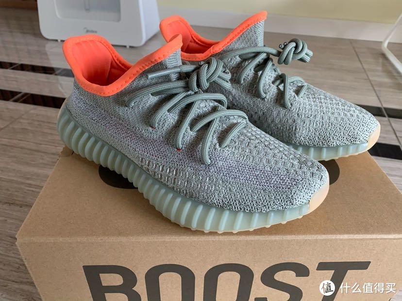 适合夏天的Yeezy 350 Desert Sage 侧透满天星