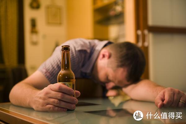 酒精有利于我们“入睡”，但实际更像是晕过去