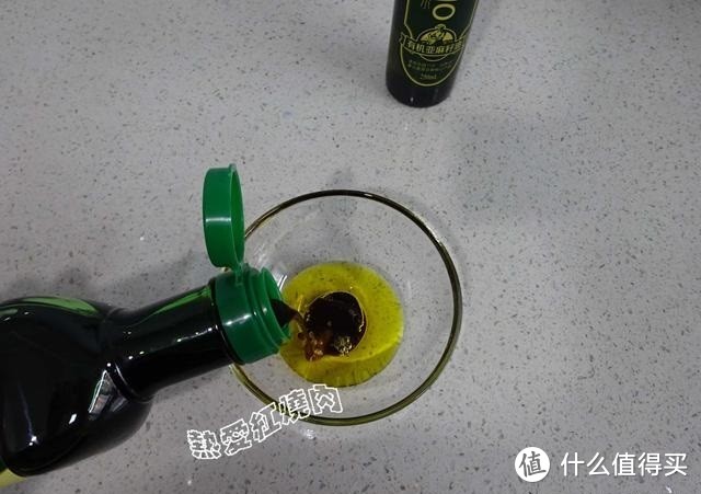 拌凉菜别总用香油了，试试用这油可以降低血粘稠度，还能保护视力