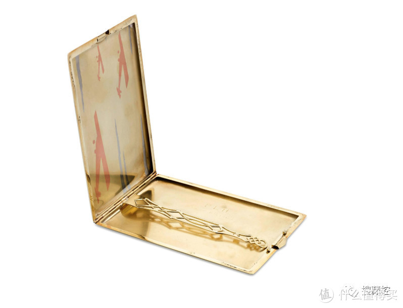 1928 年，来自有“美国第一珠宝商”之称的 Black，Starr＆Frost 公司，14 克拉三色黄金烟盒，烟盒盖上是三架玫瑰金飞机在白金色的云层中映衬着黄金色的天空。也可以用作名片夹，是美国装饰艺术珠宝工艺的精彩范本，市场价约 14000——15000 美元。