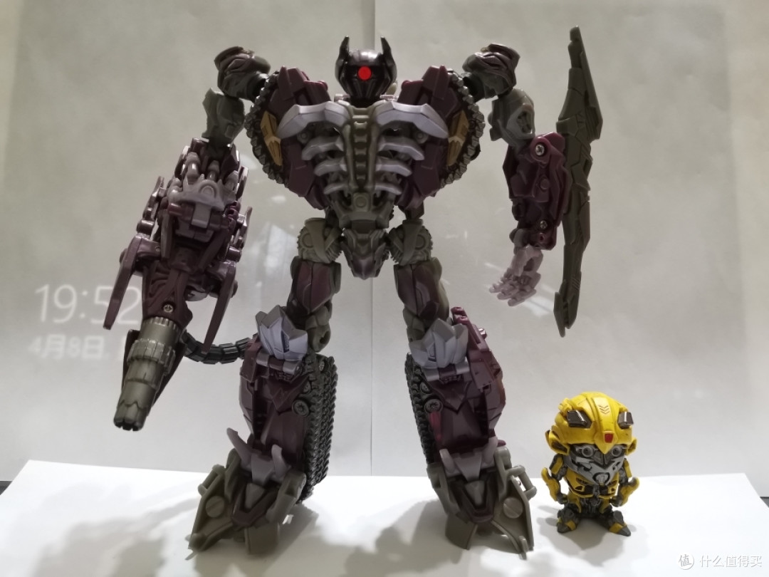 这款变三震荡波的眼部透光性是我所有变形金刚类玩具最好的,即便没有