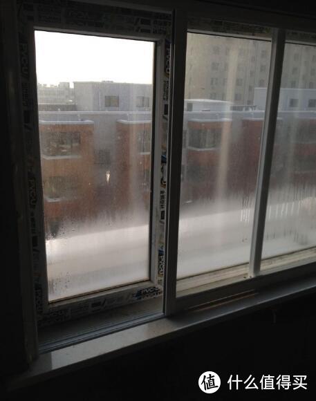 加厚了窗子，一来考虑隔音，另外东北冬季寒冷，一层窗能暖不少