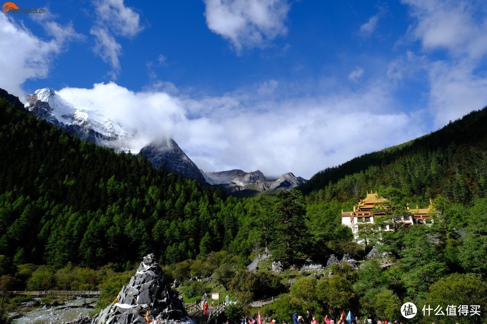 刚进景区，天气还不错，神山不时露出真容