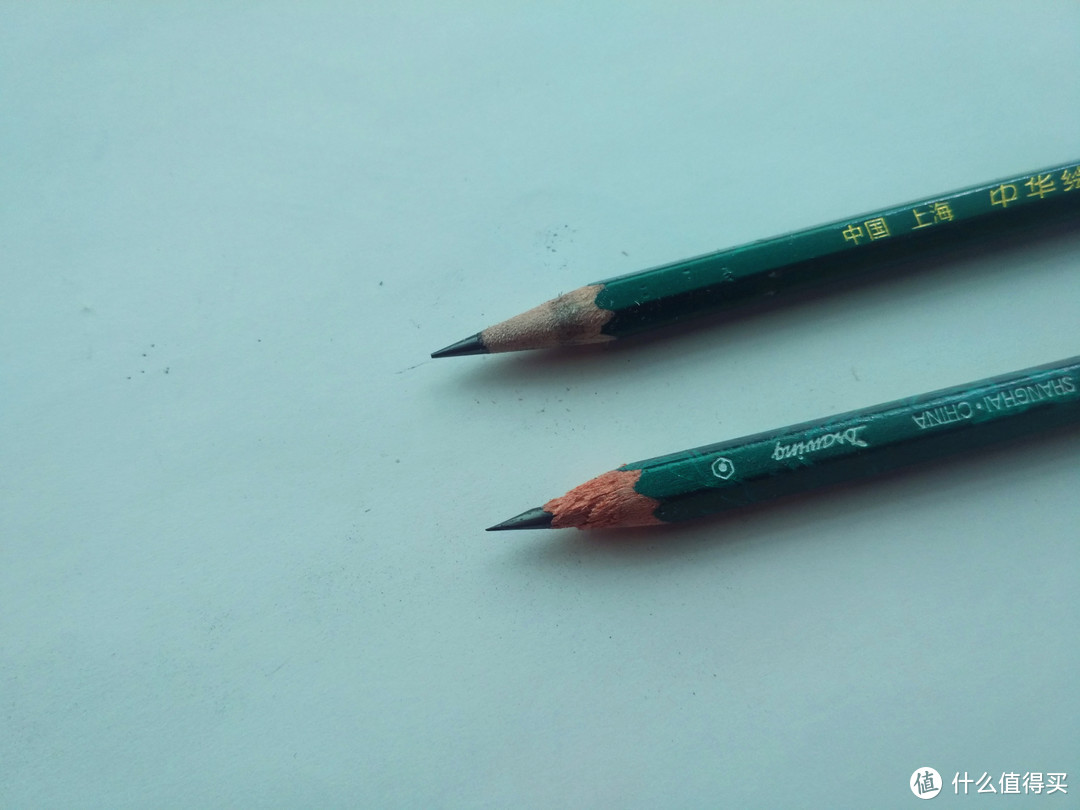 这里有两只铅笔，下面的那个是我用普通的卷笔刀，估计是时间久了，刀口不锋利，木杆部分削的不好，上图是用自动卷笔刀削的，整体还算不错
