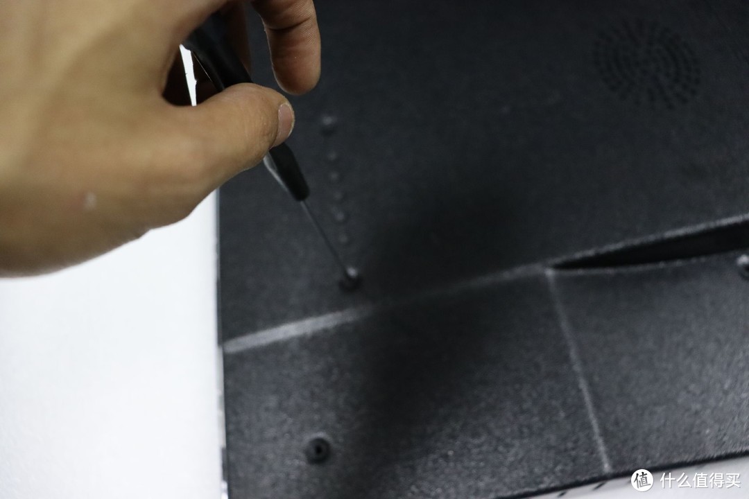固定驱动板的螺丝，然后对齐屏幕与外壳的孔位就可以安装拧螺丝了。