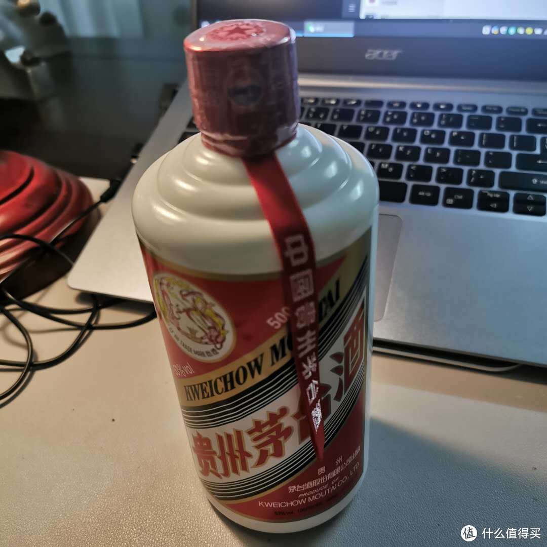 先套一个瓶口膜