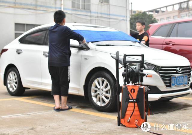 体验亿力高压清洗机：不用去洗车店洗车方便快捷乐趣多，还省钱！