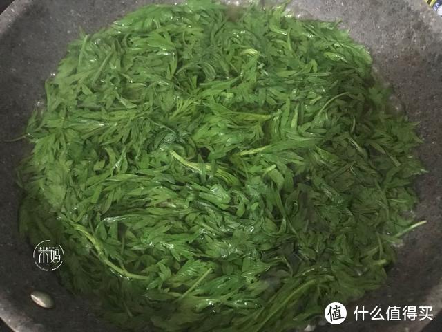 别忘给家人吃这野菜，油绿如玉香甜软糯，回味无穷