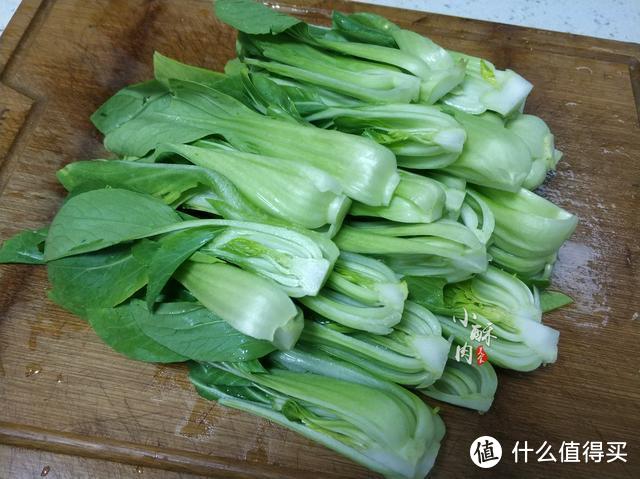 炒油菜时，直接下锅炒是大错特错，多加这一步，油菜脆爽又入味