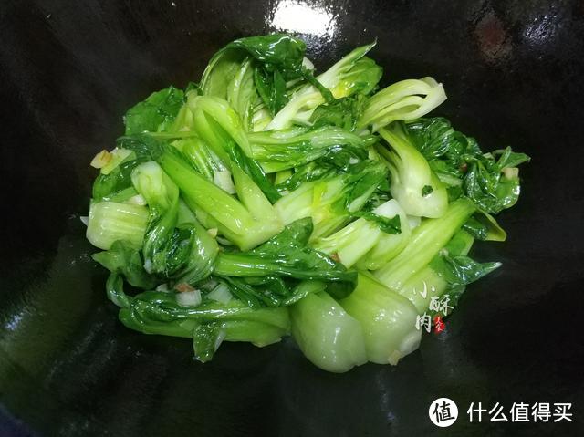 炒油菜时，直接下锅炒是大错特错，多加这一步，油菜脆爽又入味