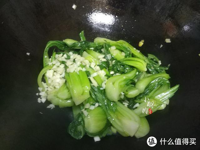 炒油菜时，直接下锅炒是大错特错，多加这一步，油菜脆爽又入味