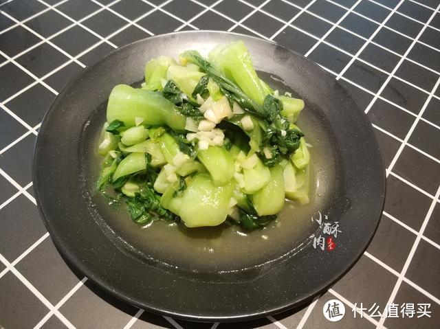 炒油菜时，直接下锅炒是大错特错，多加这一步，油菜脆爽又入味