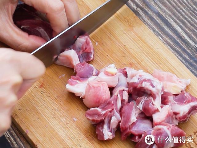 孜然羊肉，把羊腿肉简单加工，又香又嫩烧烤味十足特别好吃。
