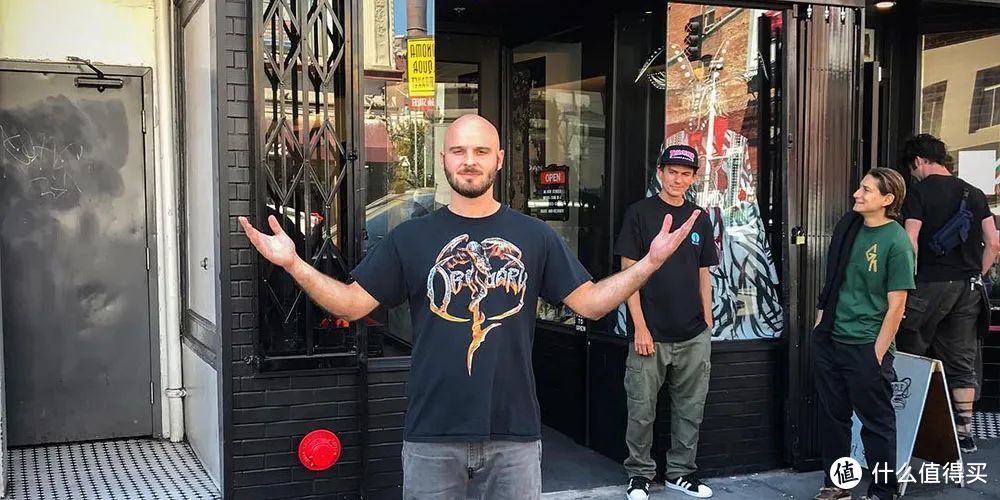 Tony Vitello 在 Thrasher 店面门前