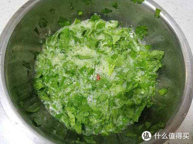 吃芹菜可别再丢芹菜叶了，它比芹菜更营养，这样做一下真香