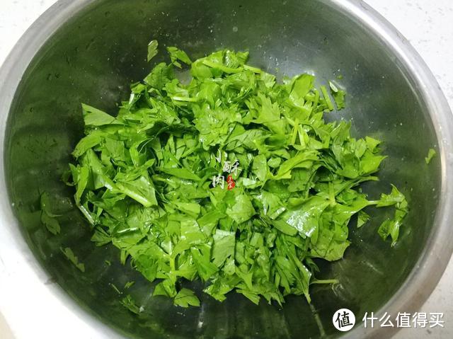 吃芹菜可别再丢芹菜叶了，它比芹菜更营养，这样做一下真香