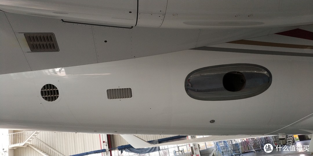 银色的是APU的排气口，中间的长方形的是尾舱的通气口，圆形的是空调的冲压空气排气口