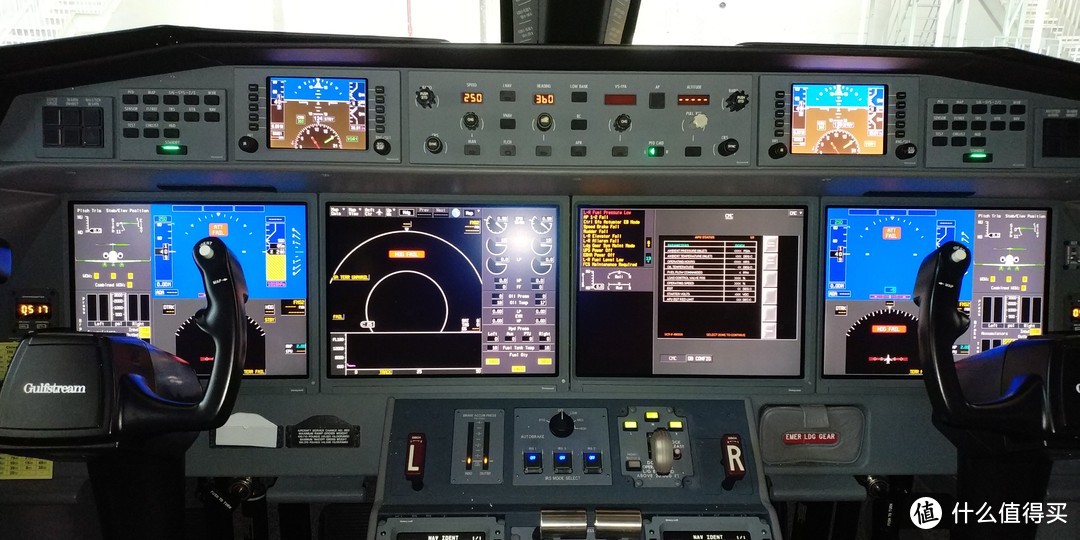 4个显示屏，和其他飞机不一样的是，湾流的飞机显示屏不是叫PFD,MFD,ECAM,EICAS，而是叫DU1,2,3,4。这4个显示器非常的大，上面的两个小的显示器叫SMC，备用多功能控制器，集成了多种功能，湾流G700的显示屏采用了触摸屏，G650不是触屏的