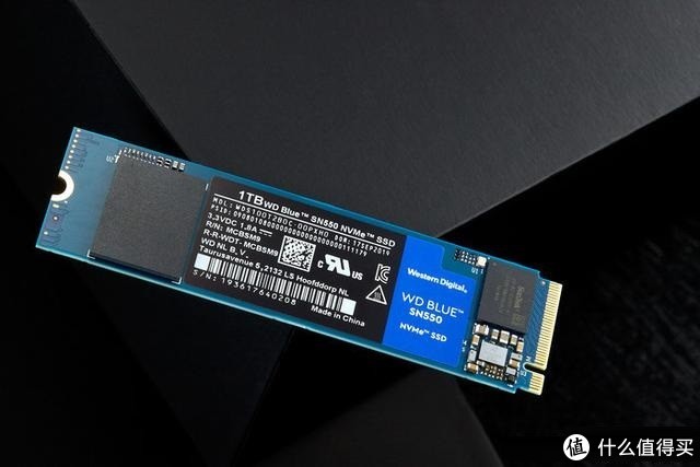 闪迪ultra nvme 3d固态硬盘西数sn550包装盒正面标注读取速度 2400mb