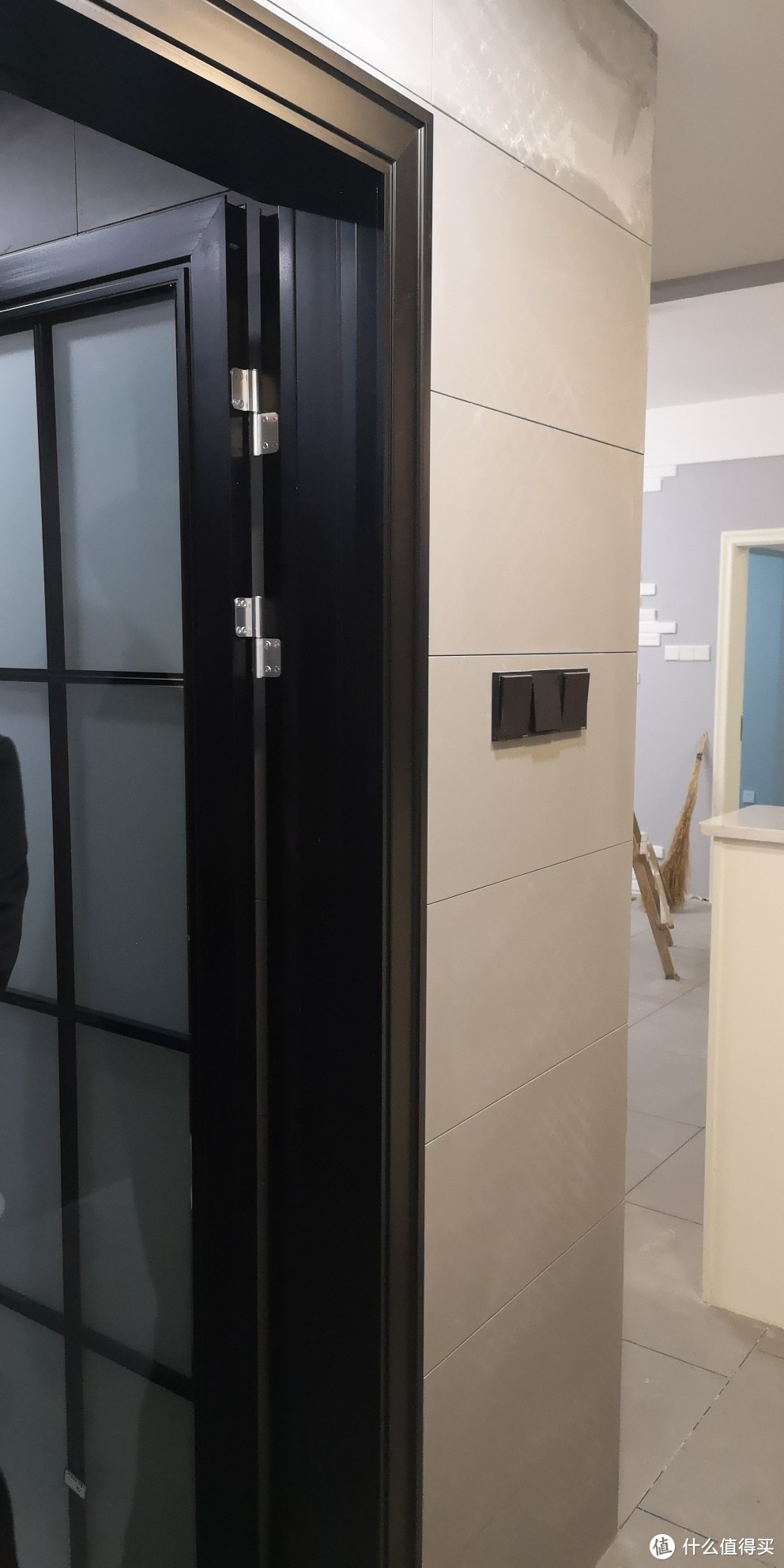 就是选了最普通的丰字格的全包套黑色铝合金门