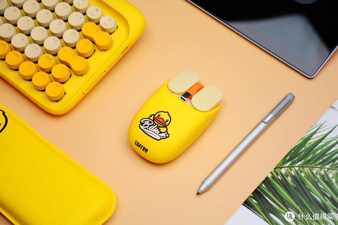 终于充值小黄鸭的信仰：入手洛斐小黄鸭键鼠套装，这样的黄色桌面喜欢吗？