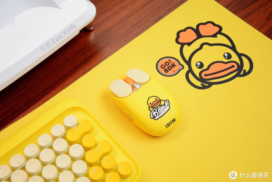 终于充值小黄鸭的信仰：入手洛斐小黄鸭键鼠套装，这样的黄色桌面喜欢吗？